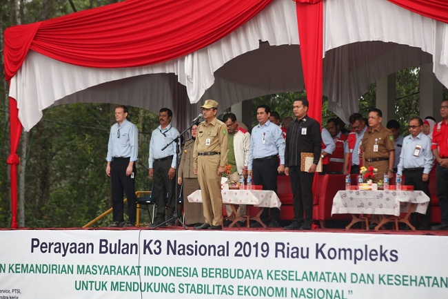  Sekretaris Daerah Ahmad Hijazi selaku ini inspektur upacara dalam peringatan Bulan K3 di Lapangan Merdeka, Town Site 1 PT Riau Andalan Pulp and Paper (RAPP), Pangkalan Kerinci.